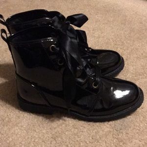 Dirty Laundry | Shiny black ankle boots